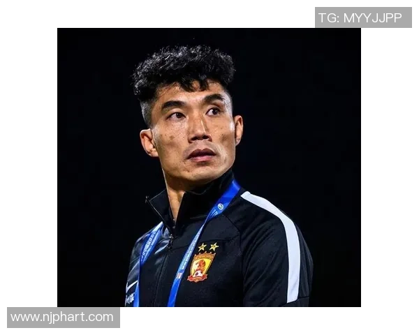 足球明星的儿子首次亮相赛场引发热议球迷期待未来表现